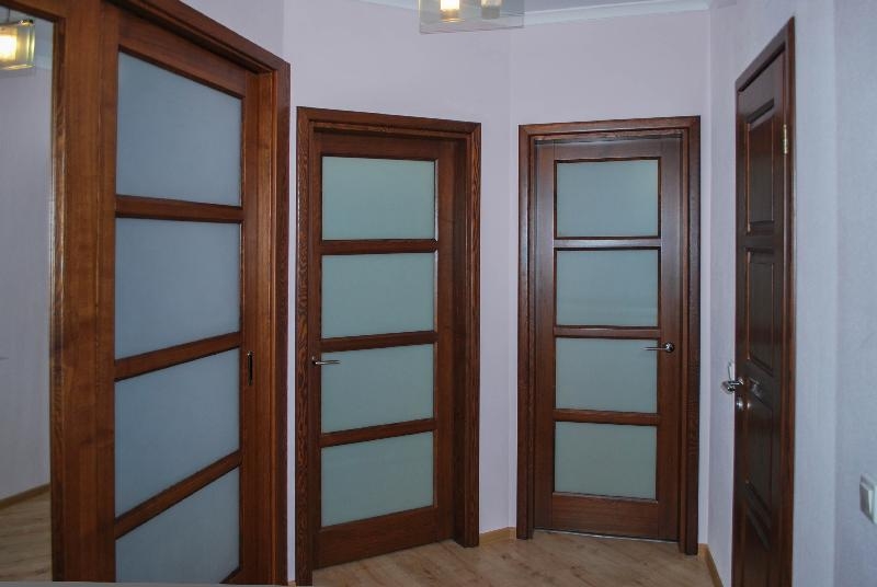 Классические двери межкомнатные со стеклом фото